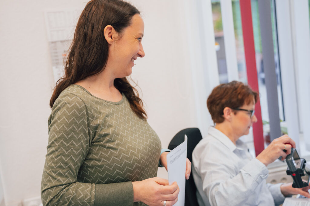 Zwei Mitarbeiterinnen der Ahrens Steuerberatungsgesellschaft mbH in Hermannsburg im Arbeitsalltag – strukturierte Zusammenarbeit und kollegiale Atmosphäre in der Steuerberatung