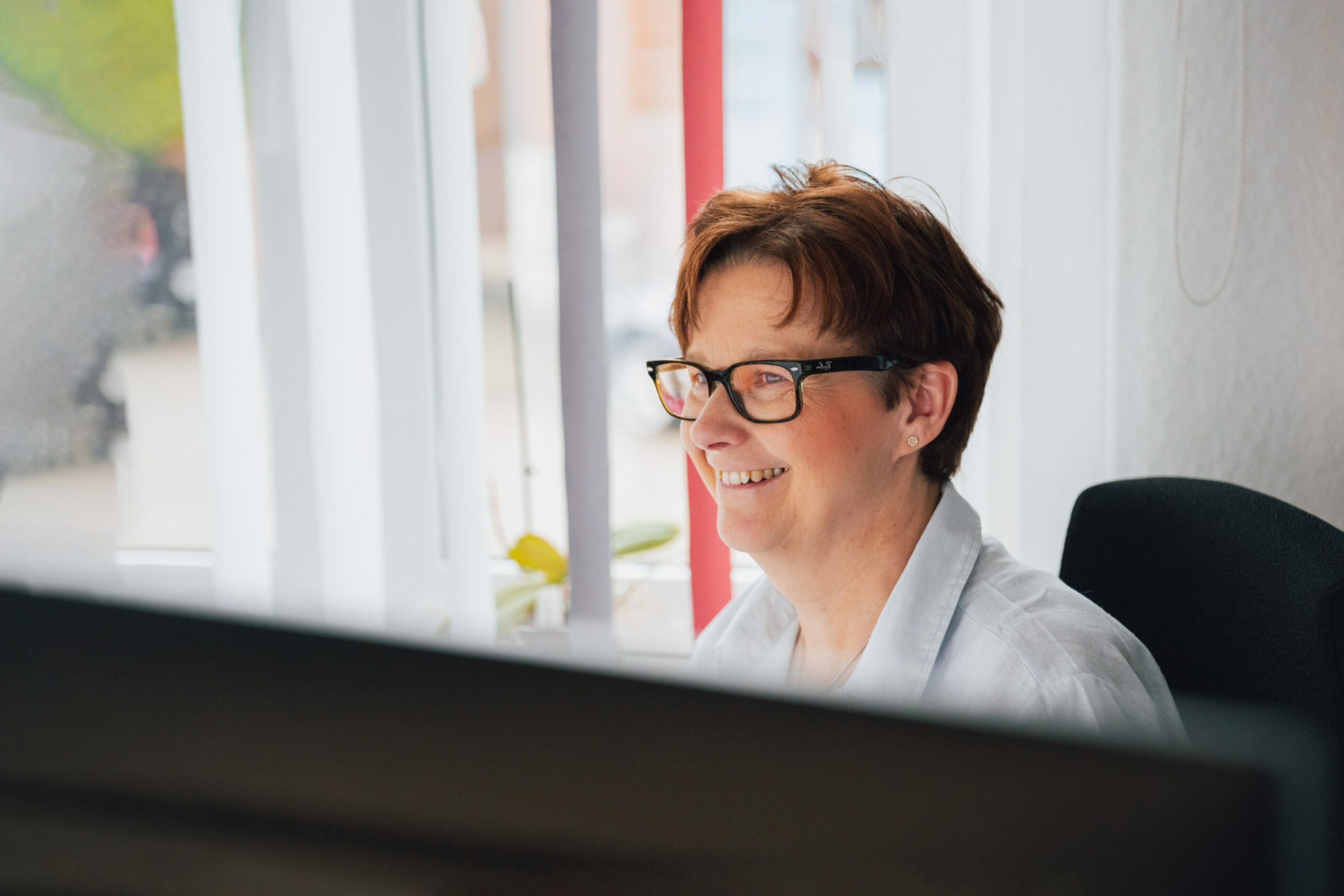 Steuerberaterin der Ahrens Steuerberatungsgesellschaft mbH in Hermannsburg arbeitet lächelnd am Computer – persönliche und kompetente Steuerberatung für Mandanten.