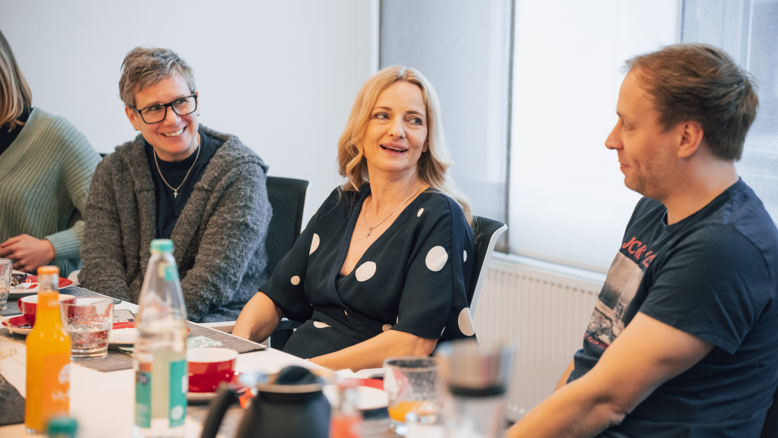 Steuerberaterin im Gespräch mit dem Team bei Ahrens Steuerberatungsgesellschaft mbH in Hermannsburg – kollegialer Austausch in der Mandantenbetreuung