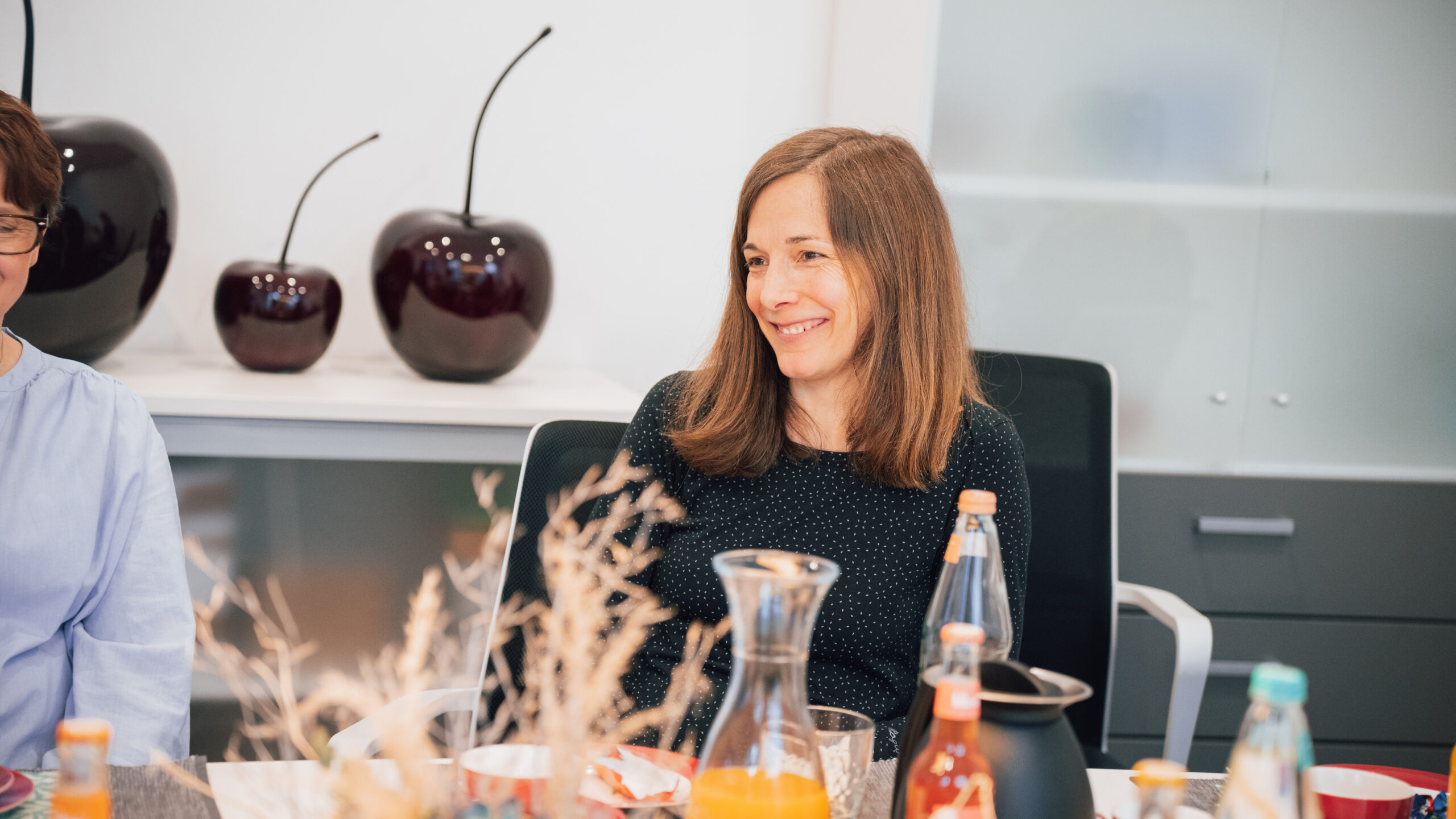 Mitarbeiterin der Ahrens Steuerberatungsgesellschaft mbH in Hermannsburg lacht im Teammeeting – positive Unternehmenskultur in der Steuerberatung