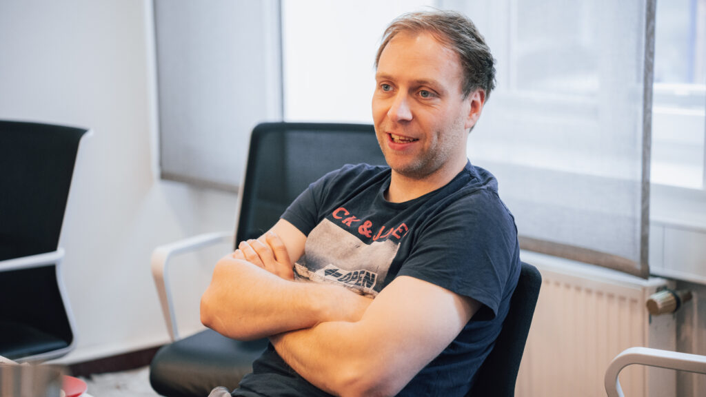 Mitarbeiter der Ahrens Steuerberatungsgesellschaft mbH in Hermannsburg in lockerer Gesprächssituation – moderne Unternehmenskultur und kollegiale Zusammenarbeit in der Steuerberatung