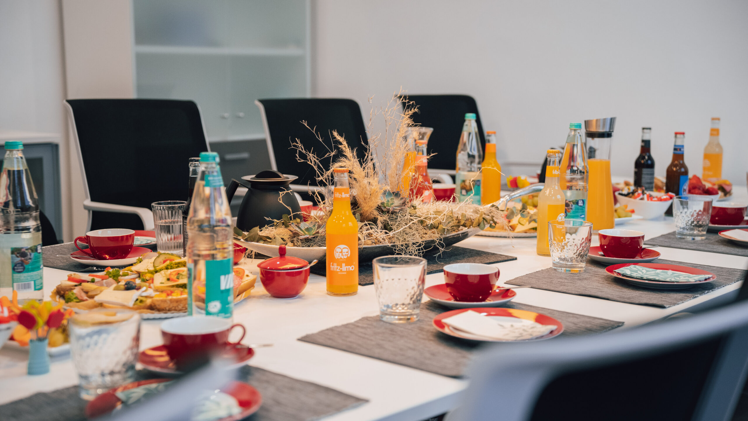 Konferenztisch mit Getränken und liebevoller Dekoration bei der Ahrens Steuerberatungsgesellschaft mbH in Hermannsburg – angenehme Atmosphäre für Mitarbeitende und Meetings