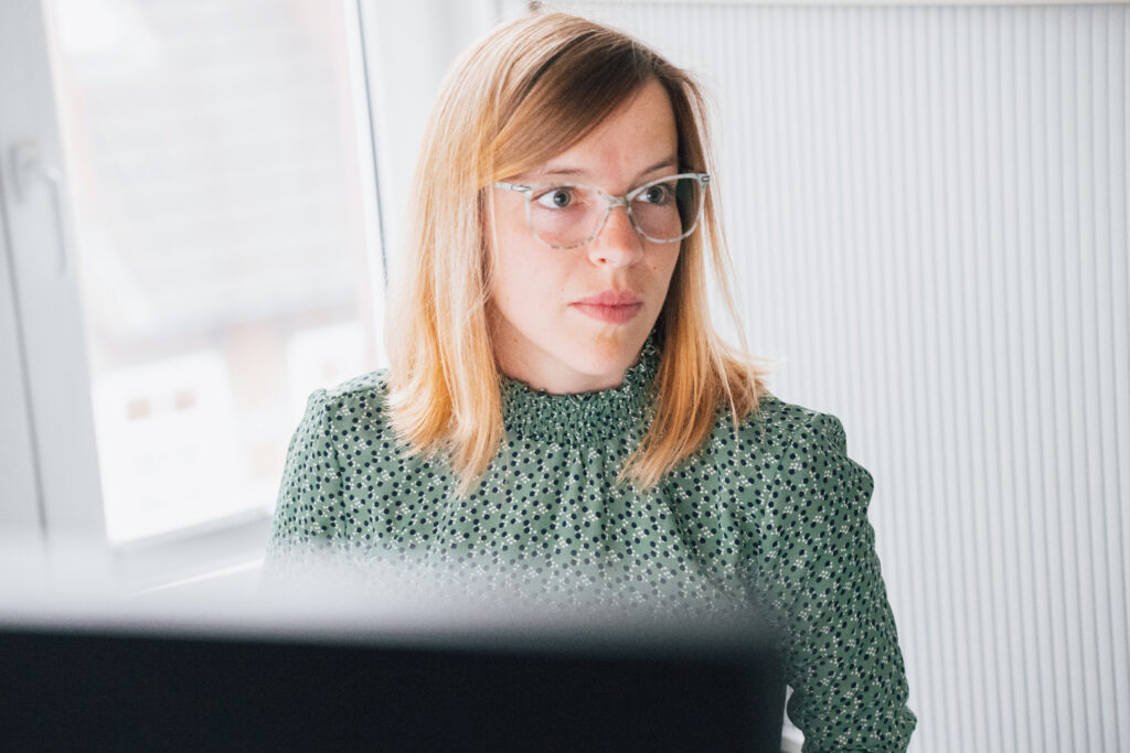 Steuerberaterin der Ahrens Steuerberatungsgesellschaft mbH in Hermannsburg arbeitet konzentriert am Bildschirm – moderne, digitale Steuerberatung für anspruchsvolle Mandate.