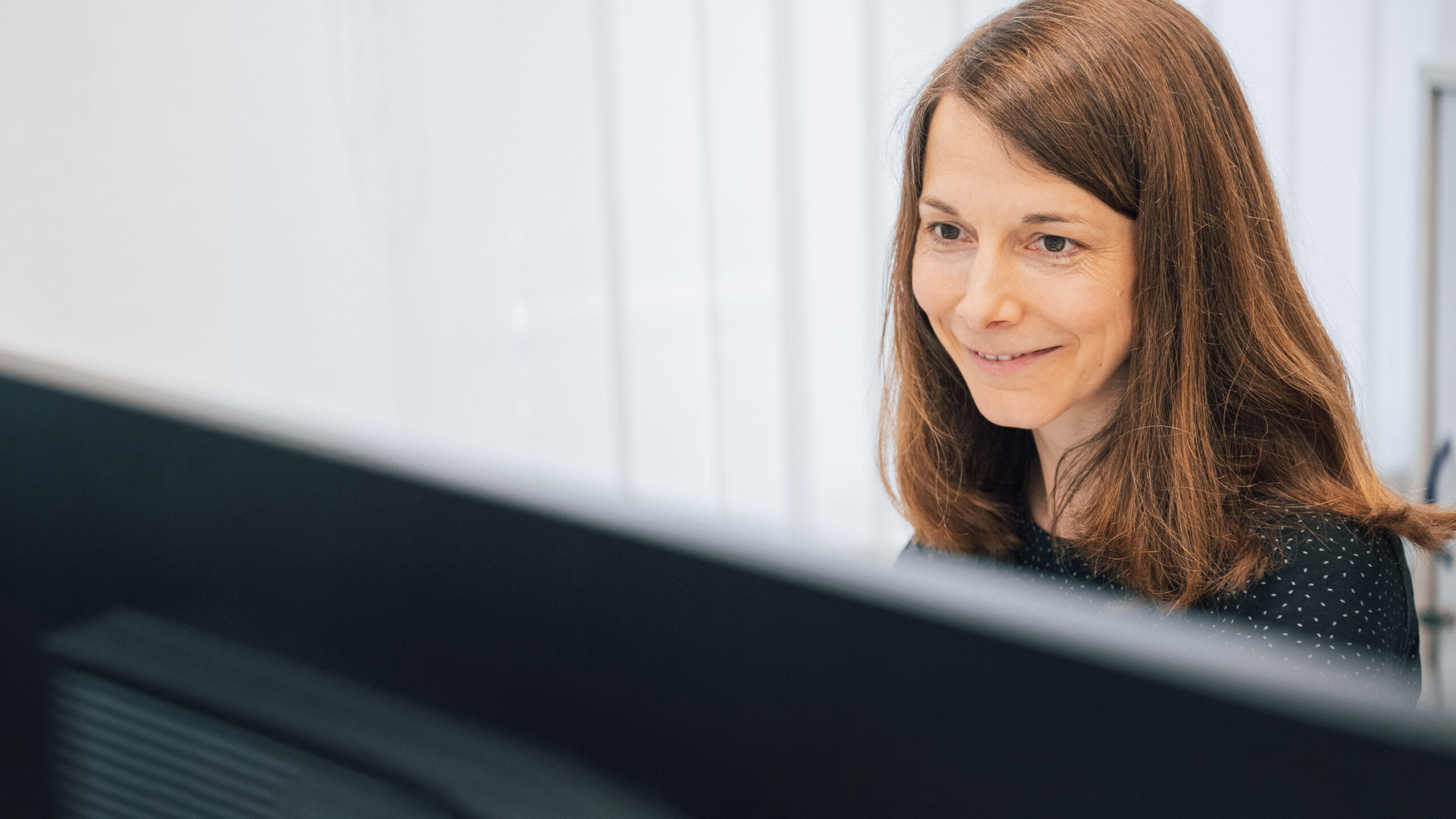 Steuerberaterin der Ahrens Steuerberatungsgesellschaft mbH in Hermannsburg arbeitet konzentriert am Computer – individuelle Steuerberatung mit digitalem Anspruch